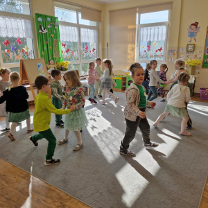 Dzieci w czasie zabawy "Wiosenny bal z kotylionami"