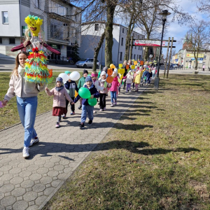 Dzieci w czasie przemarszu po mieście z okazji pierwszego dnia wiosny