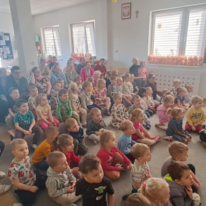 Dzieci podczas oglądania przedstawienia.