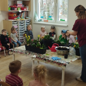 Dzieci podczas zapoznania się z zasadami dbania o rośliny. 