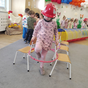 Dzieci podczas pokonywania toru przeszkód.