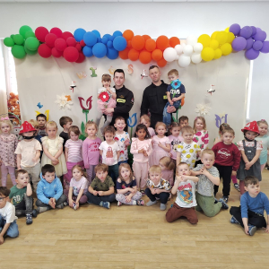 Pamiątkowe zdjęcie ze strażakami.