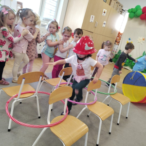 Dzieci podczas pokonywania toru przeszkód.