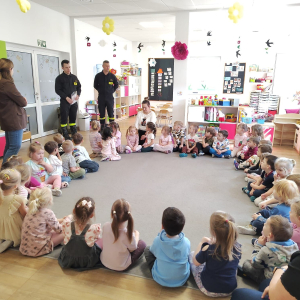 Dzieci podczas spotkania ze strażakami.