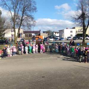 Wspólne pamiątkowe zdjęcie wiosennego korowodu.