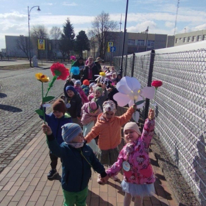 Dzieci podczas wiosennego przemarszu z kwiatkami.