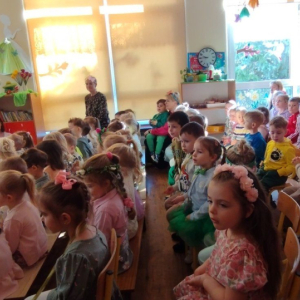 Dzieci podczas oglądania przedstawienia.