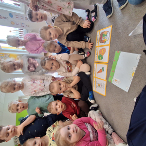 Dzieci liczą króliczki