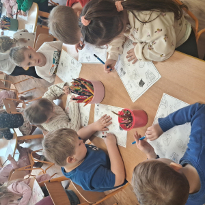 dzieci kolorują
