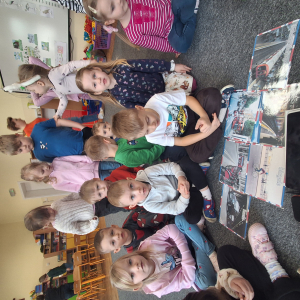 dzieci słuchają o transporcie w Londynie