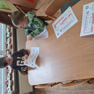 Dzieci wycinają London bus