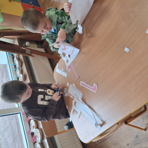 Dzieci wycinają London bus