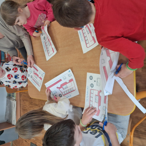 Dzieci wycinają London bus