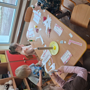 Dzieci wycinają London bus