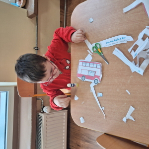 Dzieci wycinają London bus