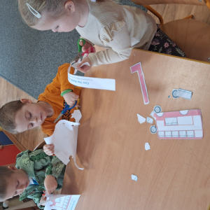 Dzieci wycinają London bus