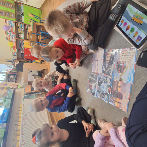 dzieci poznają transport w Londynie