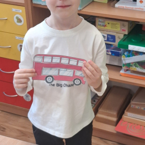 dziecko trzyma czerwony autobus