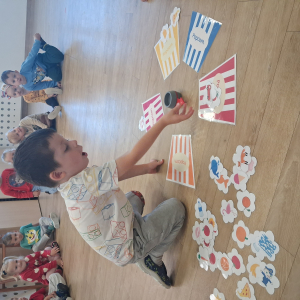 dzieci szukają kolorów