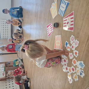 dzieci szukają kolorów