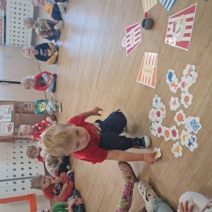 dzieci szukają kolorów