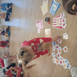 dzieci szukają kolorów