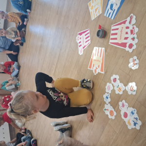 dzieci szukają kolorów