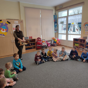 dzieci siedzące w kole podczas rozmowy, jak pomagać zwierzętom zimą