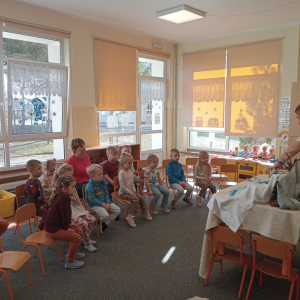 dzieci podczas oglądania bajeczki