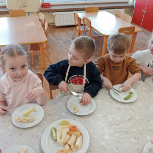 dzieci krojące owoce