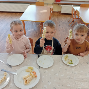 dzieci z wykonanymi przez siebie owocowymi szaszłykami