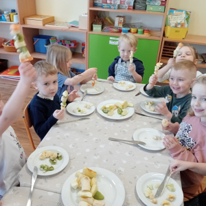 dzieci z wykonanymi przez siebie owocowymi szaszłykami