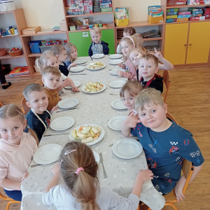 dzieci siedzące przy stolikach