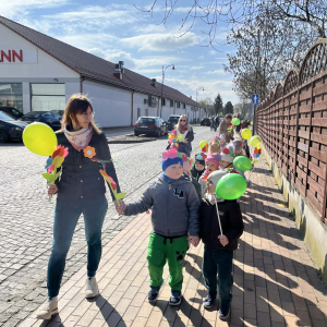 dzieci podczas wiosennego przemarszu