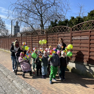 dzieci podczas wiosennego przemarszu