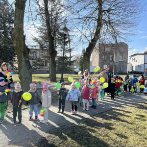 dzieci podczas wiosennego przemarszu