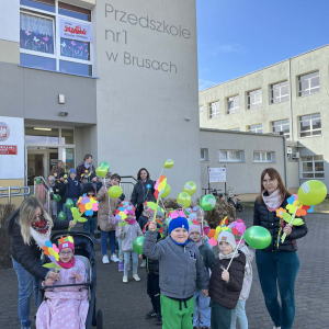 dzieci podczas wiosennego przemarszu