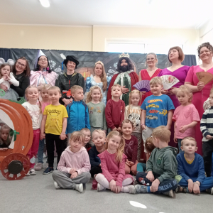 wspólne pamiątkowe zdjęcie z aktorami biorącymi udział w przedstawieniu