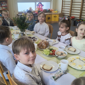 dzieci podczas śniadania wielkanocnego