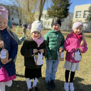 dzieci z koszyczkami wielkanocnymi