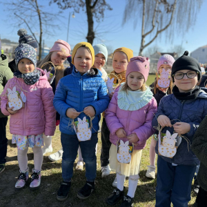 dzieci z koszyczkami 