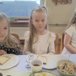 dzieci podczas śniadania wielkanocnego