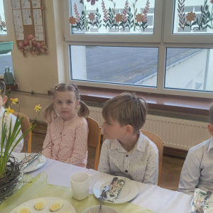 dzieci podczas śniadania wielkanocnego