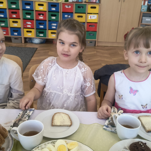 dzieci podczas śniadania wielkanocnego