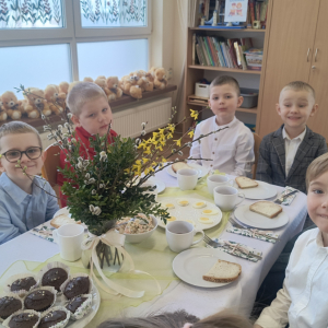 dzieci podczas śniadania wielkanocnego