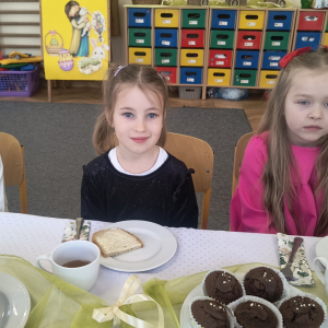 dzieci podczas śniadania wielkanocnego