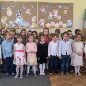 dzieci podczas składania życzeń