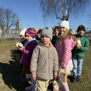 dzieci podczas poszukiwania zajaczka