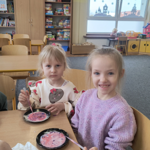 dzieci podczas malowania na mleku