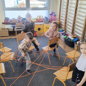 dzieci w trakcie zabawy - pajęczyna